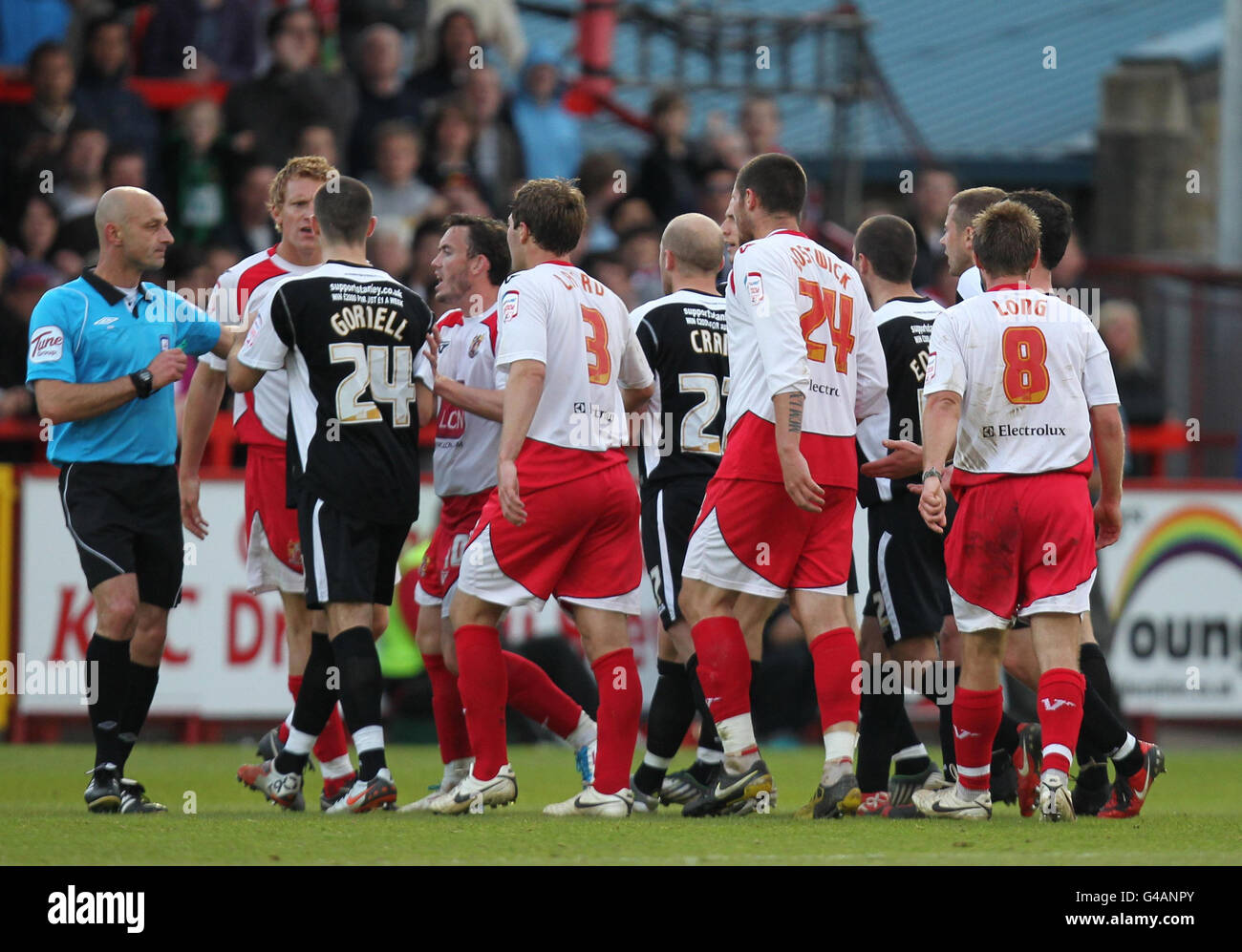 Les esprits s'éprèvent dans la seconde moitié après qu'un joueur Accrington Stanley a été réservé pendant la npower football League 2, Play Off semi final, First Leg au stade Lamex, Stevenage. Banque D'Images