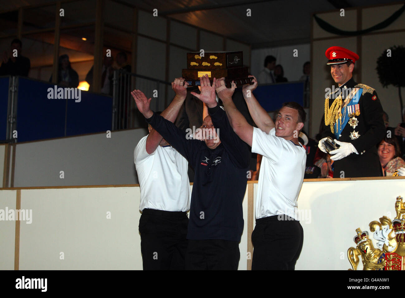 Le comte de Wessex présente le trophée des gagnants au château de Windsor après que Portsmouth a battu le HMS Collingwood lors d'une semaine de compétition de tir de champ, Windsor. APPUYEZ SUR ASSOCIATION photo. Date de la photo: Dimanche 15 mai 2011. Le crédit photo devrait se lire: Steve Parsons/PA Wire Banque D'Images