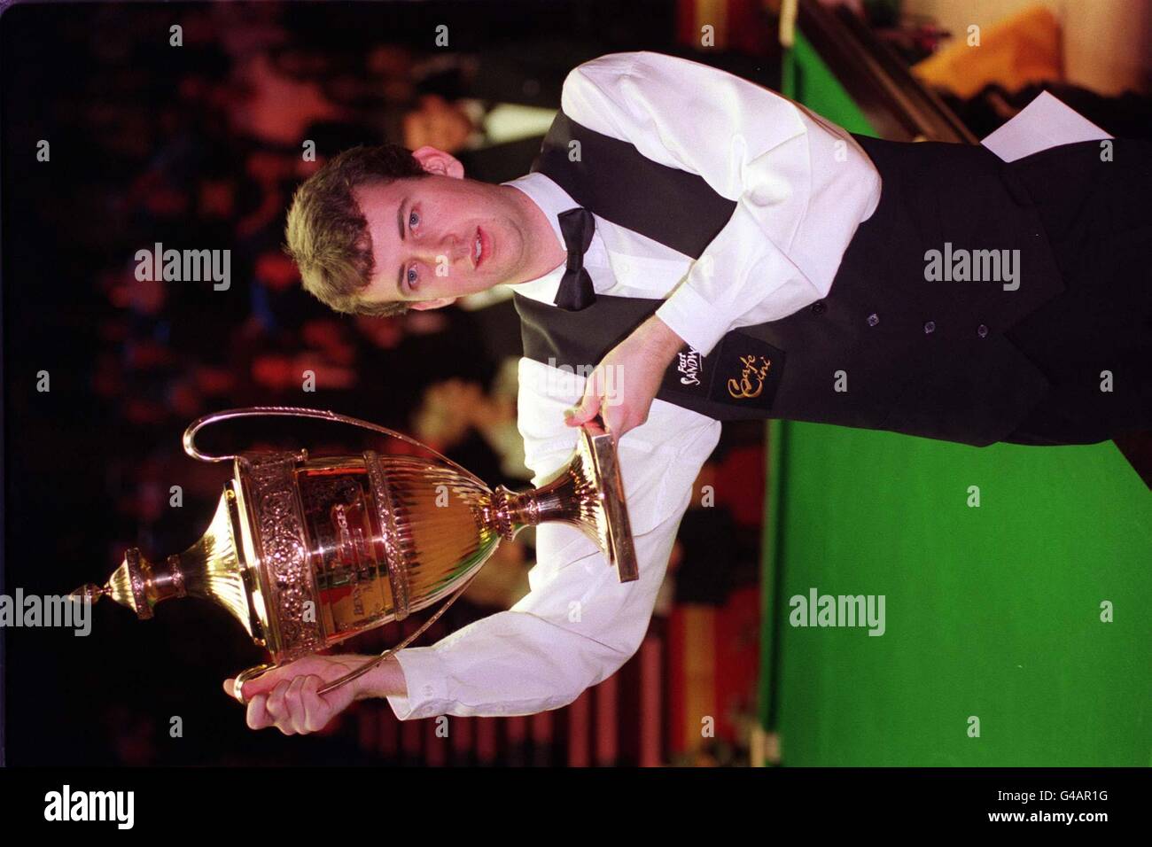 Mark Williams détient le trophée, après avoir remporté l'une des finales les plus serrées de snooker pour remporter le titre de Masters Benson and Hedges, de façon sensationnelle au Wembley Conference Center ce soir (dimanche).Le Welshman, âgé de 22 ans, a coulé un noir retacheté pour remporter une victoire de 10-9 sur Stephen Hendry et remporter un premier prix de 145,000.Voir PA Story SNOOKER Wembley.Photo de Neil Munns. Banque D'Images