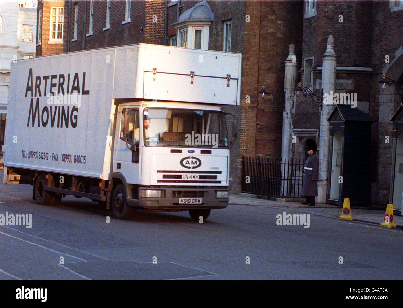 Une camionnette transportant des souvenirs de Diana Princess of Wales, du Palais de Kensington, arrive aujourd'hui (samedi) au Palais de St James, la nouvelle maison de Londres de ses fils, le Prince William et le Prince Harry. Au cours des prochains jours, les biens des jeunes princes seront emmenés du Palais de Kensington, l'ancienne maison de la Princesse de Galles, à la Maison York, au Palais Saint-Jacques. Voir PA Story ROYAL Moving. Photo de Tony Harris. Banque D'Images