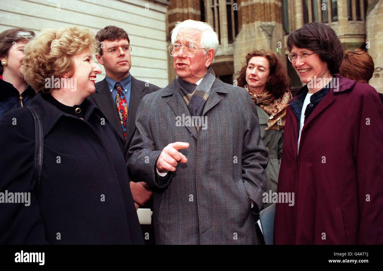 Lord Ashley (C), collègue du travail, et d'autres membres du groupe parlementaire multipartite sur les personnes handicapées, parlant avec la députée Angela Browning (L) et la députée Paul Burstoe (derrière la gauche) à l'extérieur du ministère de la Santé avant de rencontrer le ministre de la Santé, Harriet Harmen. Banque D'Images