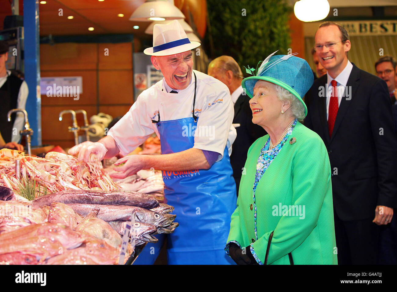 La reine Elizabeth II rencontre le poissonnière Pat O'Connell au marché anglais de Cork City lors de sa visite d'État en Irlande. Banque D'Images