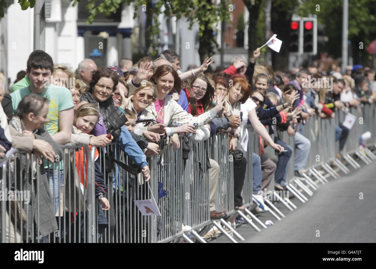 Les foules se rassemblent alors que la reine Elizabeth II visite le marché anglais de Cork, lors de la visite d'État en Irlande. Banque D'Images