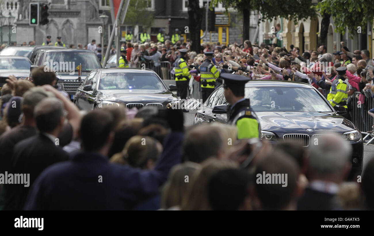 Les foules applaudissent tandis que la reine Elizabeth II visite le marché anglais de Cork, pendant la visite d'État en Irlande. Banque D'Images