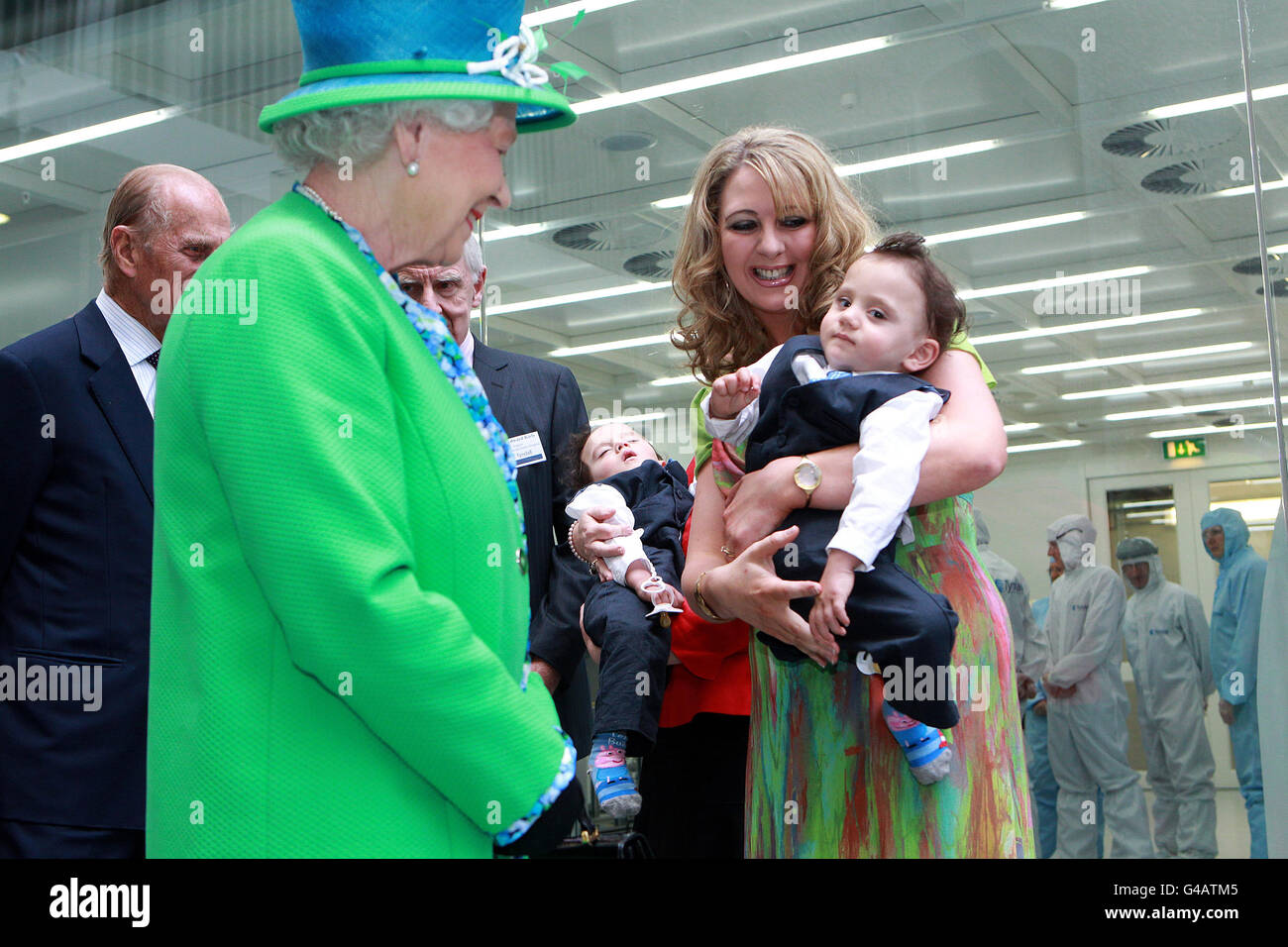 La reine Elizabeth II rencontre aujourd'hui des jumeaux réunis Hassan (à gauche) et Hussein Benhaffaf avec leur mère Angie à l'Institut Tyndall de Cork, lors de la visite d'État en Irlande. Banque D'Images