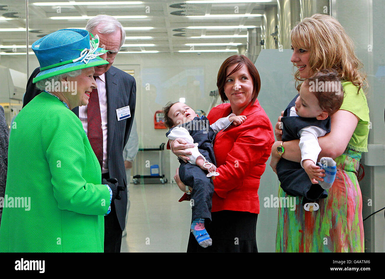 La reine Elizabeth II rencontre les jumeaux réunis Hassan (à gauche) et Hussein Benhaffaf avec leur mère Angie (à droite) et Edward Kiely, le chirurgien de la rue Great Ormond qui a effectué la chirurgie de séparation à l'Institut Tyndall de Cork aujourd'hui, lors de la visite d'État en Irlande. Banque D'Images