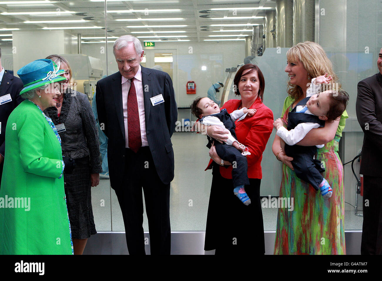 La reine Elizabeth II rencontre les jumeaux réunis Hassan (à gauche) et Hussein Benhaffaf avec leur mère Angie (à droite) et Edward Kiely, le chirurgien de la rue Great Ormond qui a effectué la chirurgie de séparation à l'Institut Tyndall de Cork aujourd'hui, lors de la visite d'État en Irlande. Banque D'Images