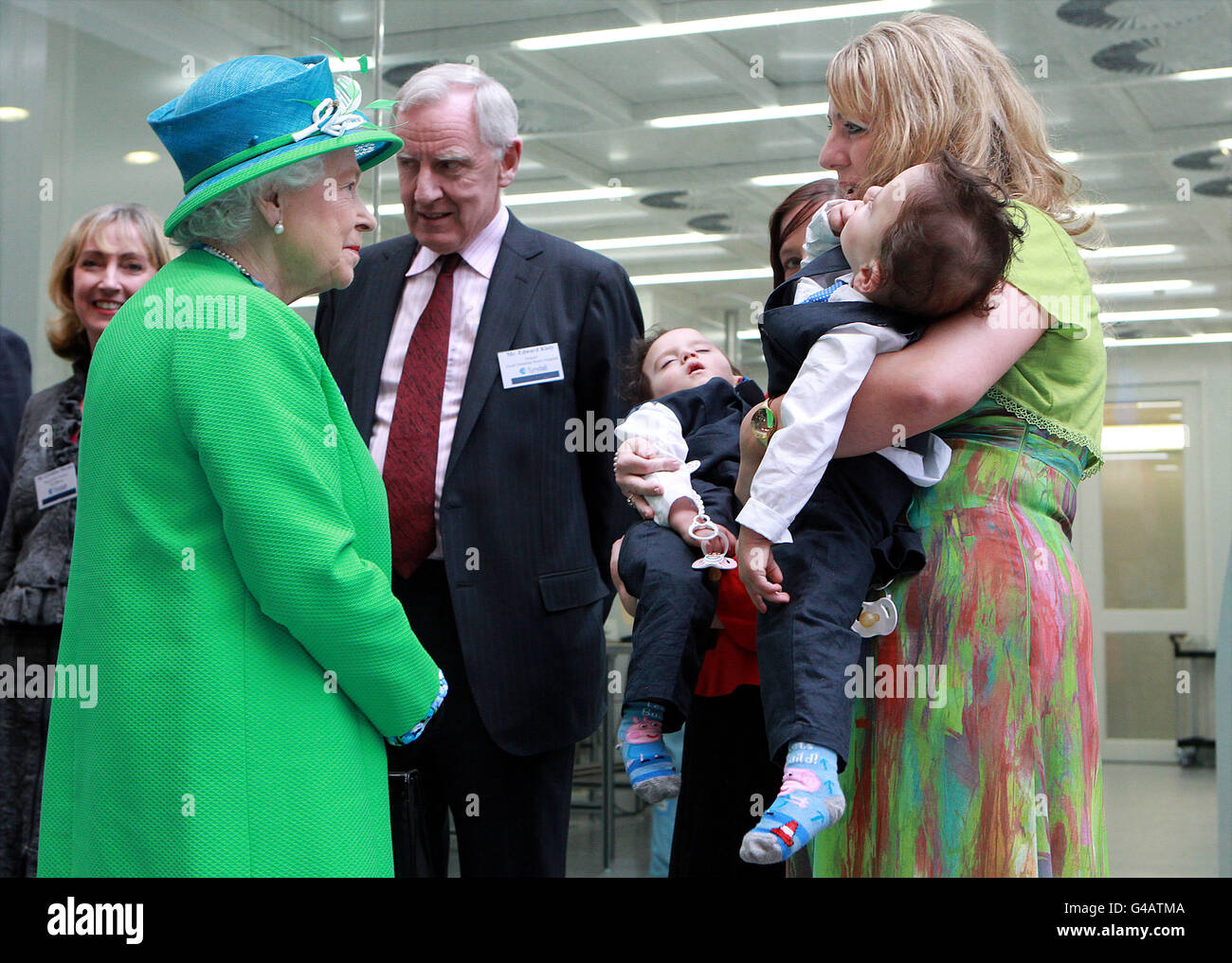 La reine Elizabeth II rencontre les jumeaux réunis Hassan (à gauche) et Hussein Benhaffaf avec leur mère Angie et Edward Kiely, le chirurgien de Great Ormond St qui a effectué la chirurgie de séparation à l'Institut Tyndall de Cork aujourd'hui, lors de la visite d'État en Irlande. Banque D'Images