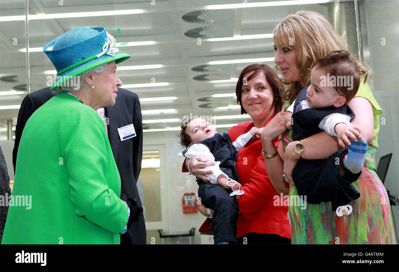 La reine Elizabeth II rencontre aujourd'hui des jumeaux réunis Hassan (à gauche) et Hussein Benhaffaf avec leur mère Angie (à droite) à l'Institut Tyndall de Cork, lors de la visite d'État en Irlande. Banque D'Images