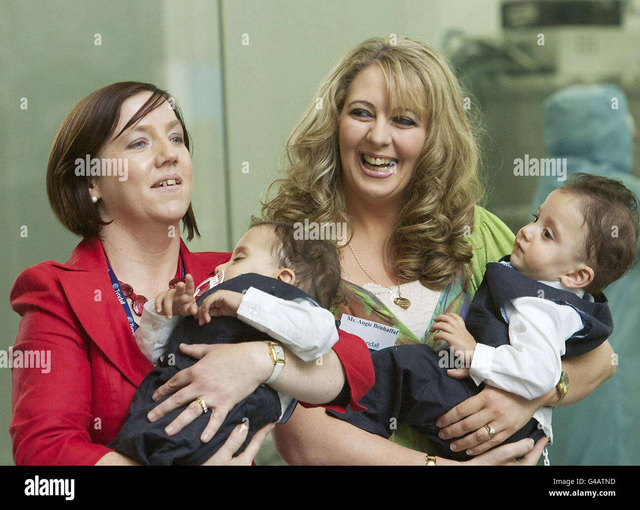 Les anciens ont joint les jumeaux Hassan (à gauche) et Hussein Benhaffaf avec leur mère Angie (à droite) et Sinead O' Sullivan à l'Institut Tyndall de Cork aujourd'hui, lors de la visite d'État en Irlande. Banque D'Images