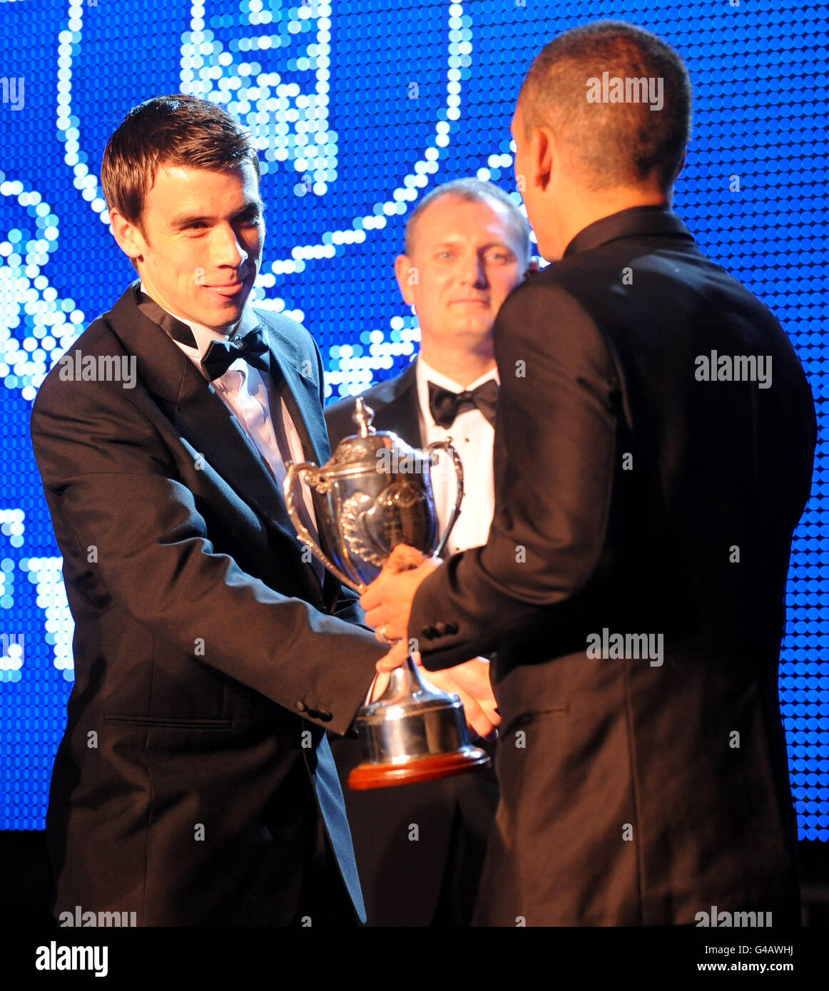 Seamus Coleman d'Everton (à gauche) reçoit le Jeune joueur d'actionnaires de Le prix de la saison aux prix de fin de saison d'Everton Banque D'Images