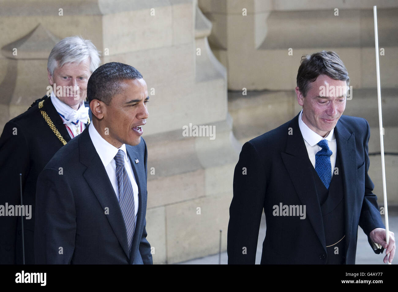 Le président américain Barack Obama est accueilli par le Lord Great Chamberlain, le marquis de Cholmondeley (à droite), et le gentleman Usher du lieutenant-général de la barre noire David Leakey lorsqu'il arrive aux Palais de Westminster pour s'adresser aux deux chambres dans le cadre de sa visite d'État au Royaume-Uni. Banque D'Images