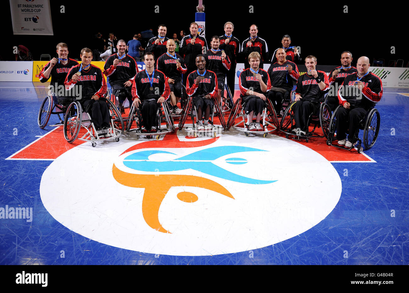 L'équipe de basketball masculin du Canada pose pour une photo après avoir remporté l'or lors de la coupe du monde paralympique à Manchester. Banque D'Images