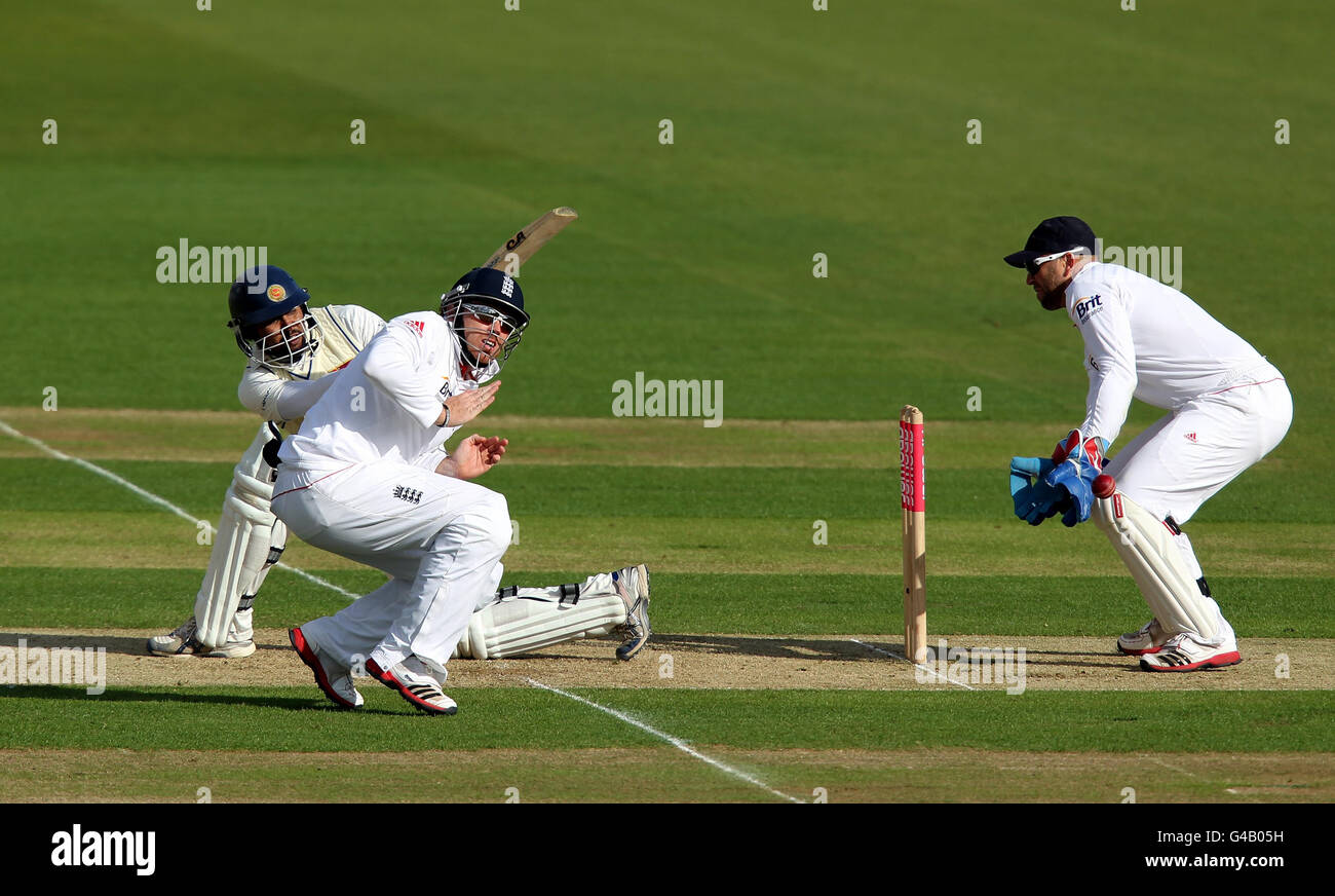 Au Sri Lanka, Tillacaratne Dilshan balaie le ballon entre Ian Bell en Angleterre et Matt Prior lors du premier npower First Test au SWALEC Stadium de Cardiff. Banque D'Images