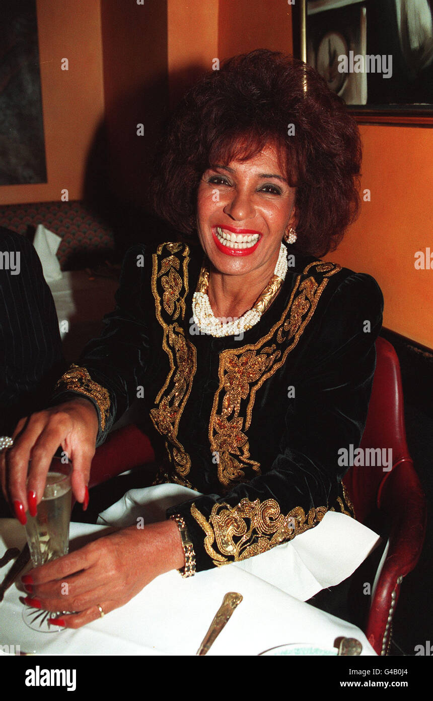 PA NEWS PHOTO 8/1/94 LA CHANTEUSE SHIRLEY BASSEY.PA NEWS PHOTO 8/1/94 LA CHANTEUSE SHIRLEY BASSEY Banque D'Images
