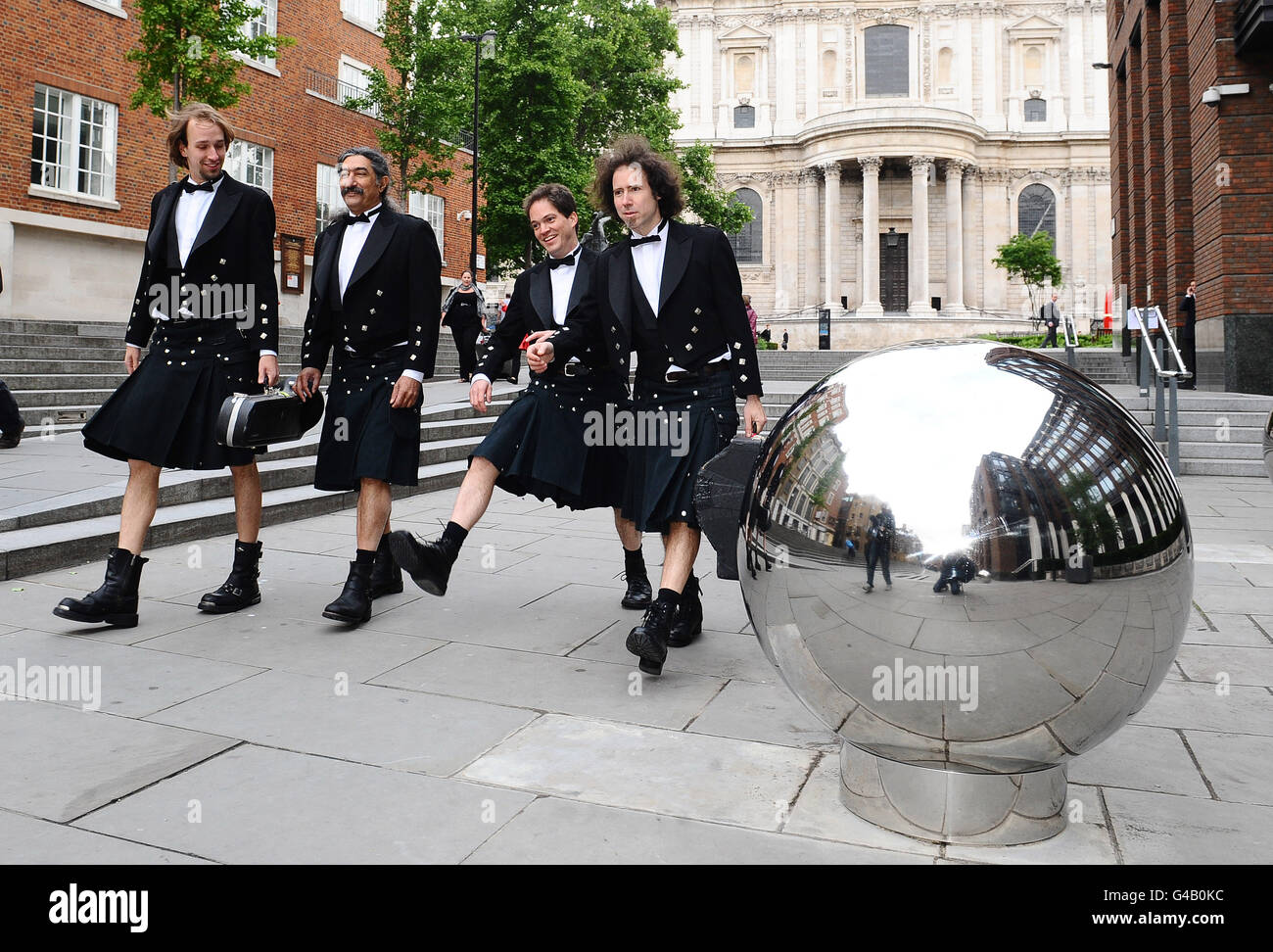 Les frères Karamazov volants, Zossima, Dmitri, Pavel et Alexei apportent leur spectacle de Broadway à Londres. APPUYEZ SUR ASSOCIATION photo. Date de la photo: Vendredi 27 mai 2011. Le spectacle, qui est illégal dans certains pays, débutera au Théâtre Vaudeville le 9 juin. Le crédit photo devrait se lire comme suit : Ian West/PA Wire Banque D'Images