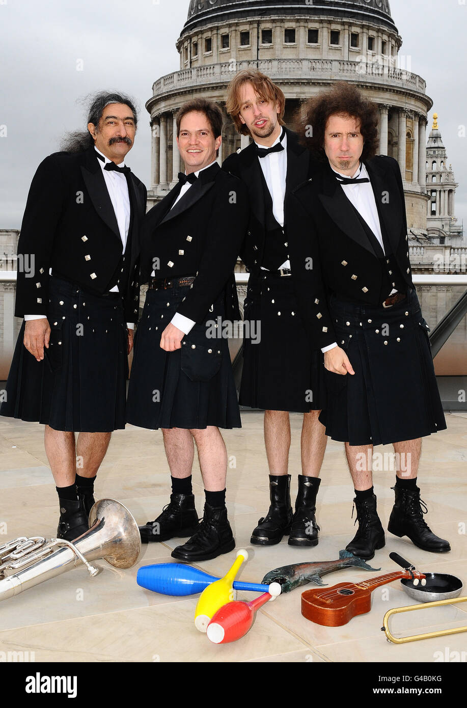 Les frères Karamazov volants, Dmitri, Pavel, Zossima et Alexei apportent leur spectacle de Broadway à Londres. APPUYEZ SUR ASSOCIATION photo. Date de la photo: Vendredi 27 mai 2011. Le spectacle, qui est illégal dans certains pays, débutera au Théâtre Vaudeville le 9 juin. Le crédit photo devrait se lire comme suit : Ian West/PA Wire Banque D'Images