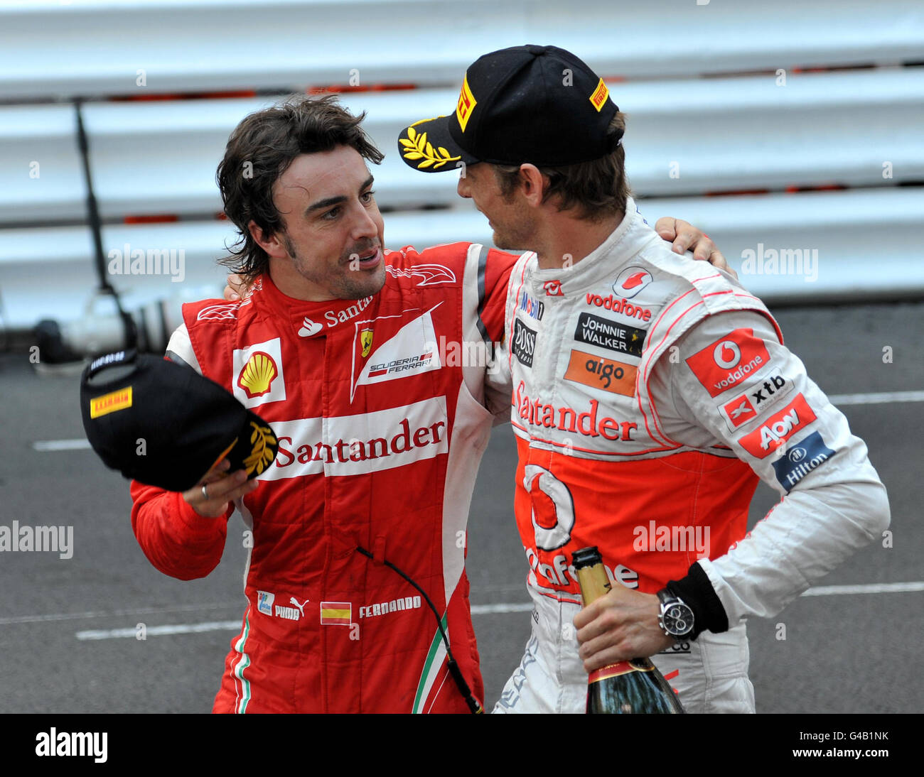Fernando Alonso (à gauche) de Ferrari en Espagne et Jenson Button de Vodafone McLaren Mercedes en Grande-Bretagne se revoient sur leurs deuxième et troisième places lors du Grand Prix de Monaco au circuit de Monaco, Monte Carlo. Banque D'Images