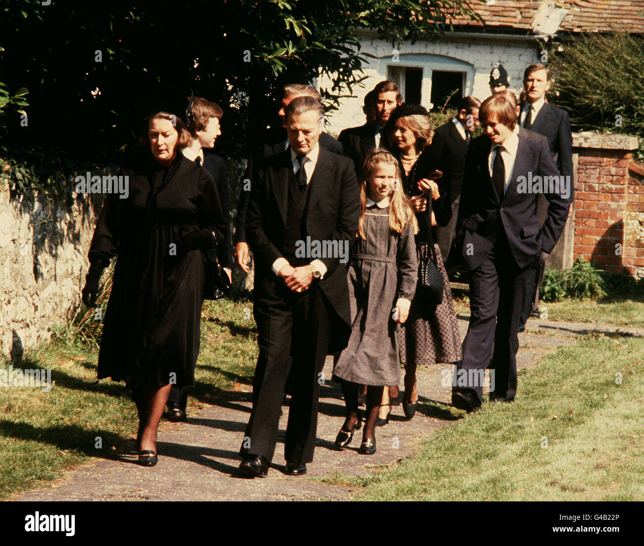 PA NEWS PHOTO 6/9/79 LES AMATEURS DE L'ÉGLISE DE ST. JEAN-BAPTISTE À MERSHAM, PRÈS D'ASHFORD, DANS LE KENT, POUR LES FUNÉRAILLES DE LA DOWAGER LADY BRABOURNE (82) ET DE NICHOLAS KNATCHBULL, 14 ANS, VICTIMES DE L'ATTENTAT À LA BOMBE QUI A ÉGALEMENT COÛTÉ LA VIE À L'ÉTERNEL MOUNTBATTEN. AU PREMIER PLAN SE TROUVENT LADY PAMELA HICKS, FILLE DE LORD MOUNTBATTEN ET DE SON MARI DAVID HICKS Banque D'Images PA NEWS PHOTO 6/9/79 LES AMATEURS DE L'ÉGLISE DE ST. JEAN-BAPTISTE À MERSHAM, PRÈS D'ASHFORD, DANS LE KENT, POUR LES FUNÉRAILLES DE LA DOWAGER LADY BRABOURNE (82) ET DE NICHOLAS KNATCHBULL, 14 ANS, VICTIMES DE L'ATTENTAT À LA BOMBE QUI A ÉGALEMENT COÛTÉ LA VIE À L'ÉTERNEL MOUNTBATTEN. AU PREMIER PLAN SE TROUVENT LADY PAMELA HICKS, FILLE DE LORD MOUNTBATTEN ET DE SON MARI DAVID HICKS Banque D'Images
