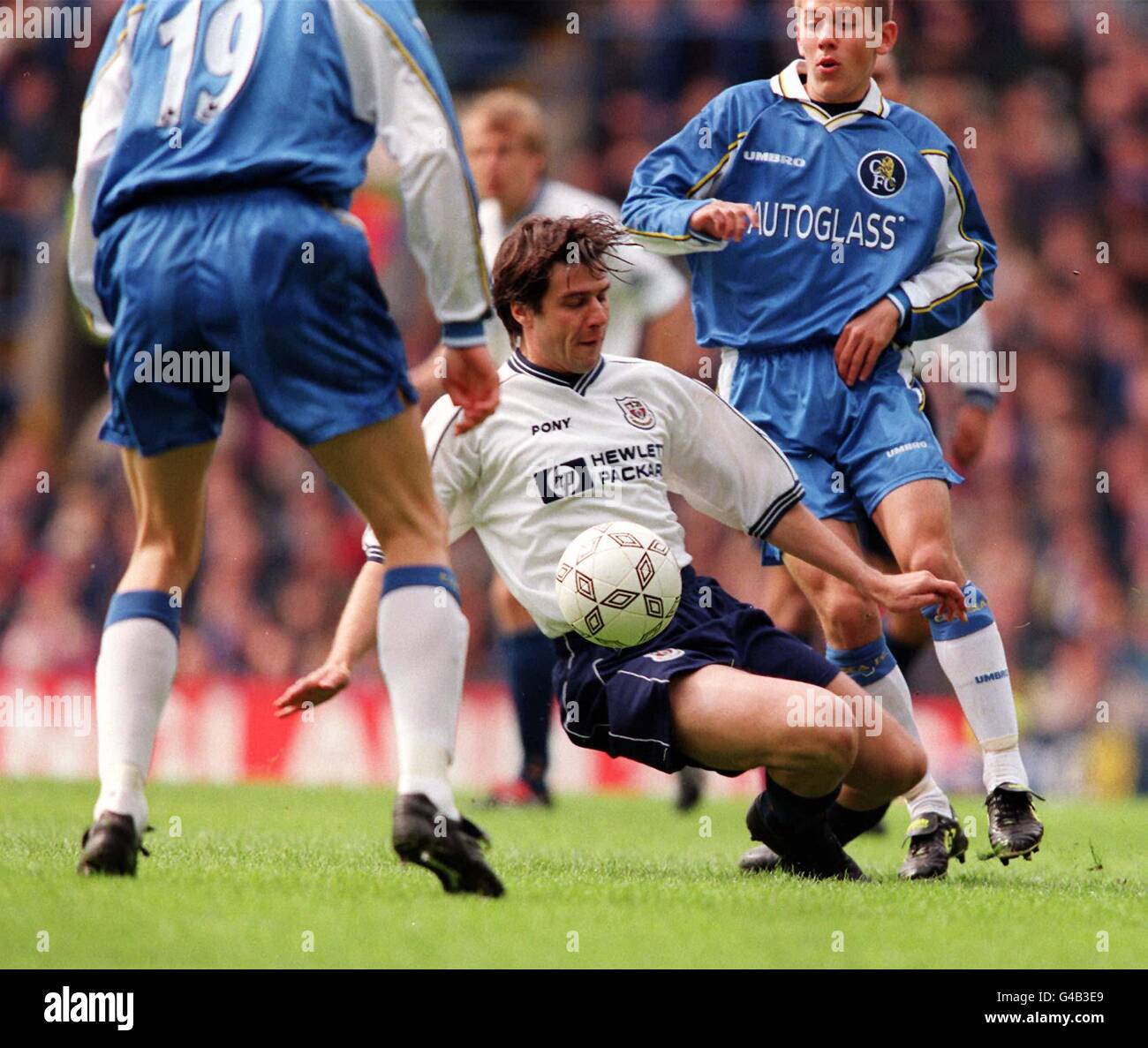 Nicola Berti, de Tottenham Hotspur, est écourtée par la défense de Chelsea lors de leur FA Carling Premiership London derby au Stamford Bridge aujourd'hui (samedi). Photo de Tom Hevezi/PA. Banque D'Images