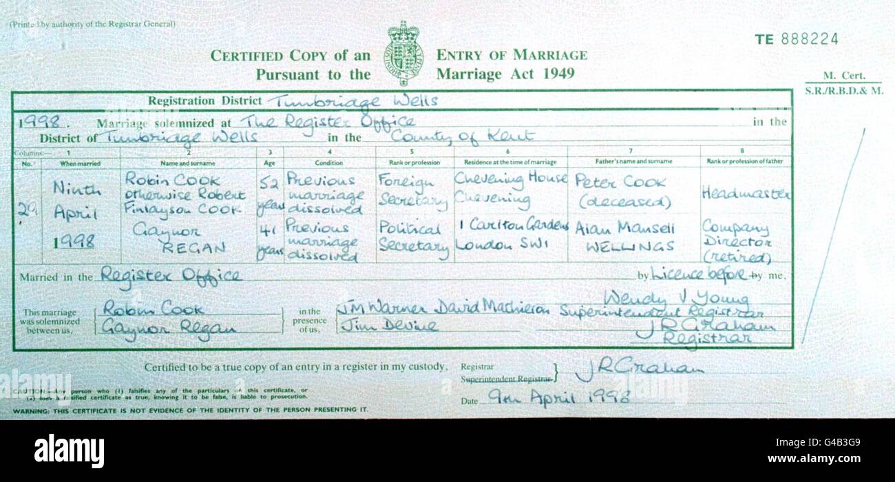 Le certificat de mariage du secrétaire aux Affaires étrangères Robin Cook et Gaynor Regan, qui se sont mariés ce matin lors d'une cérémonie civile au bureau d'inscription de Tunbridge Wells (jeudi). Le couple, qui avait déjà annoncé qu'il serait marié le 19 avril, a dit qu'il avait avancé la date parce qu'il souhaitait qu'il s'agisse d'un événement privé sans intrusion dans les médias. Voir PA Story POLITICS Cook. Photo de Stefan Rousseau/PA Banque D'Images