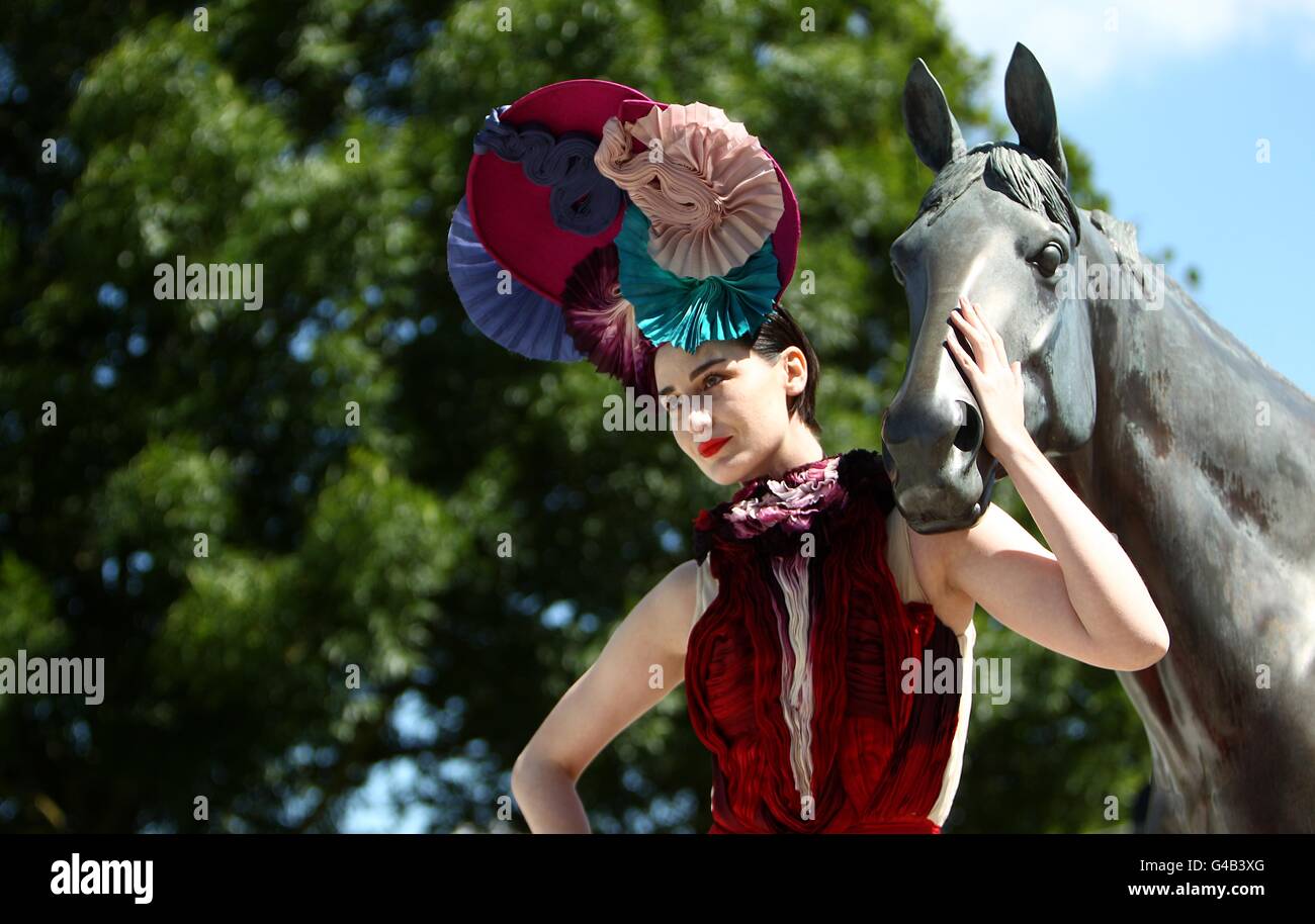 Le modèle Erin O'Connor pose lors de la Journée des femmes d'Investec au Festival du Derby d'Investec le 3 juin 2011 à Epsom, à l'occasion de la Journée des femmes, pendant le Festival du Derby d'Investec. Banque D'Images