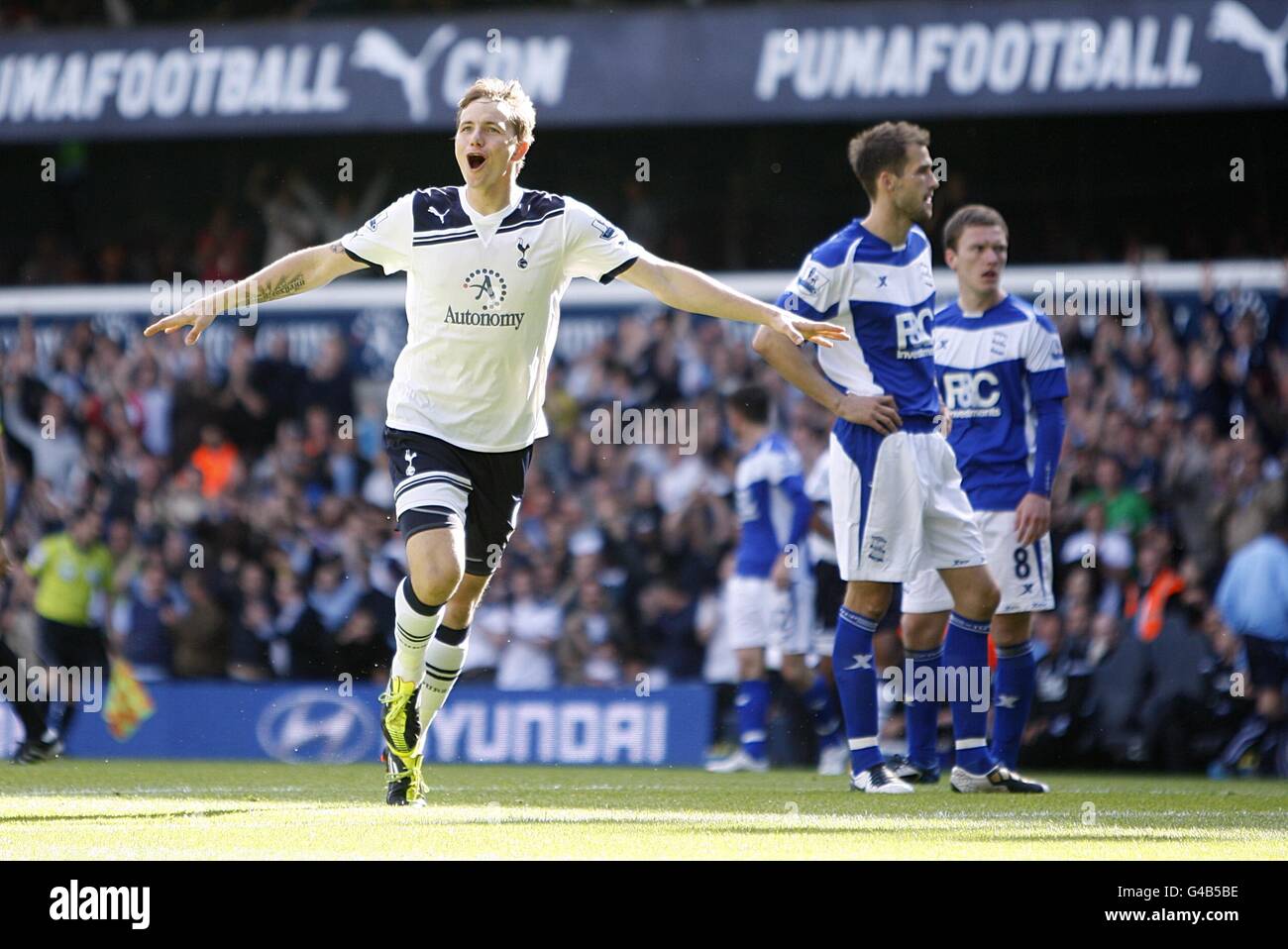 Le roman Pavlyuchenko de Tottenham Hotspur (à gauche) célèbre leur premier but Du jeu comme Roger Johnson et Craig de Birmingham City Position de Gardner (droite) rejetée Banque D'Images