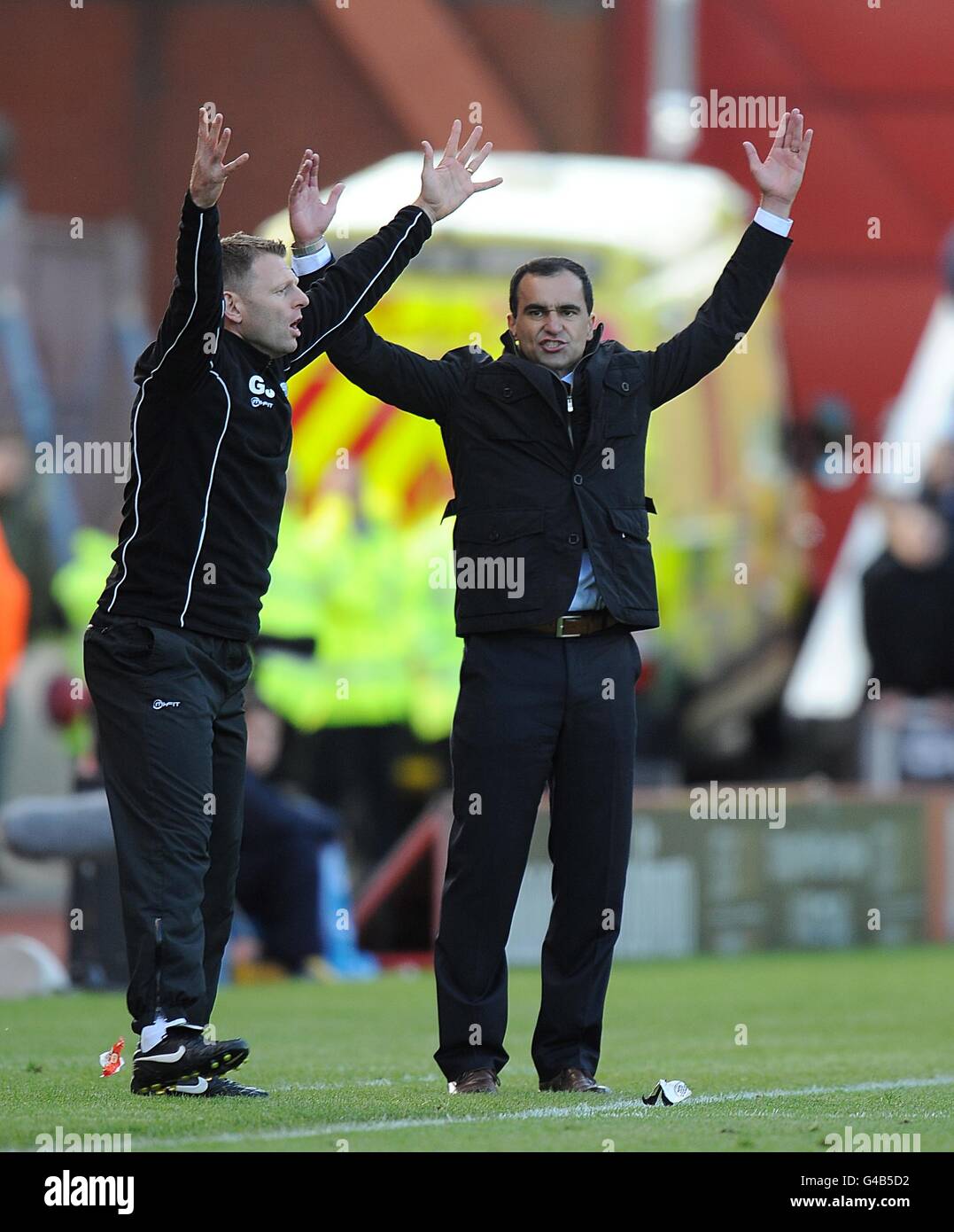 Football - Barclays Premier League - Stoke City / Wigan Athletic - Britannia Stadium.Roberto Martinez, le directeur de Wigan Athletic (à droite) sur la ligne de contact Banque D'Images