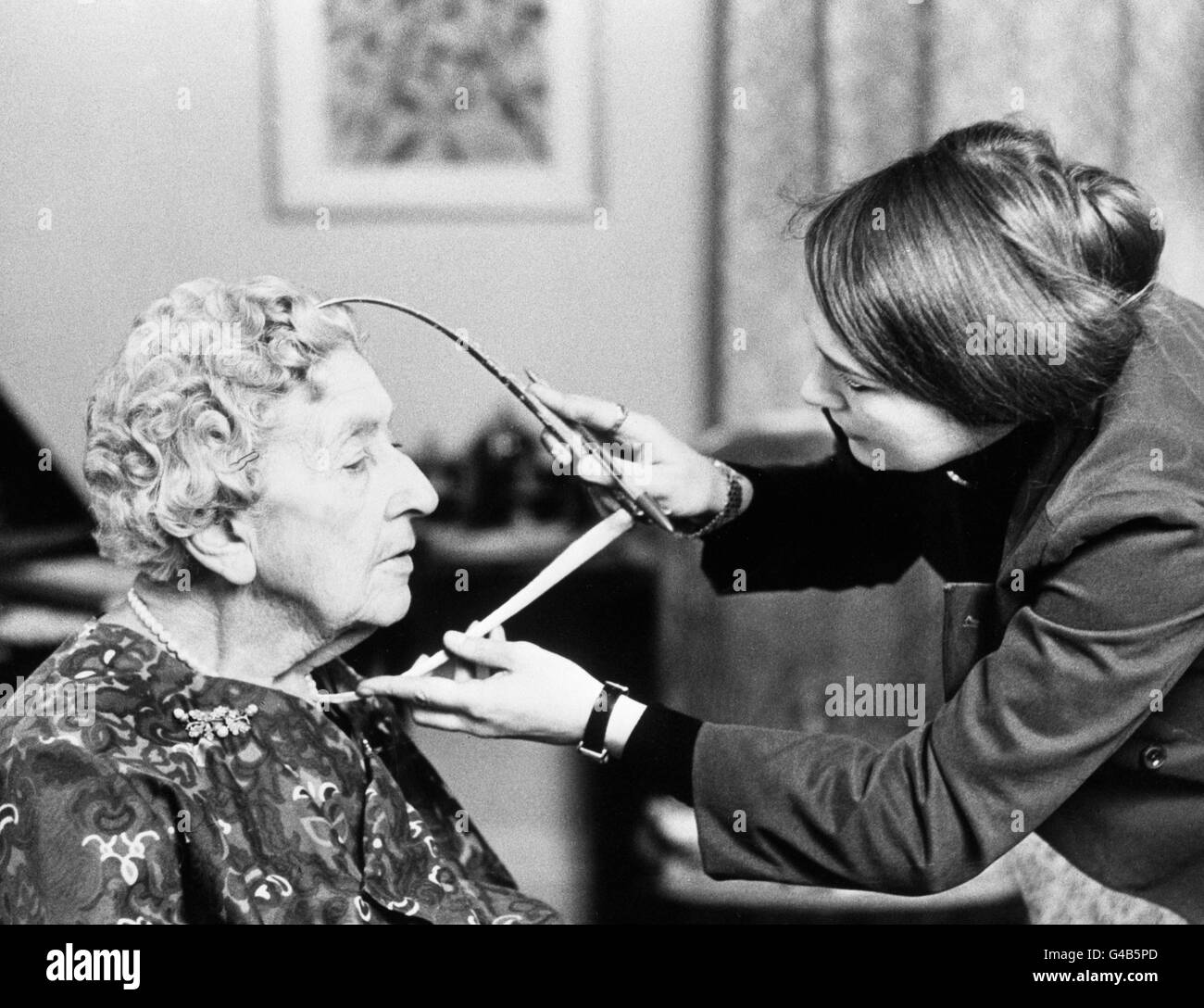 CALIPER MESURES PRISES D'AGATHA CHRISTIE, L'AUTEUR D'HISTOIRE DE DÉTECTIVE VÉTÉRAN CHEZ ELLE À WALLINGFORD, BERKSHIRE.LE SCULPTEUR LYN KRAMER SE PRÉPARE À RÉALISER UN PORTRAIT DE CIRE POUR LE NOUVEAU GRAND HALL DE MADAME TUSSAUD, LONDRES Banque D'Images