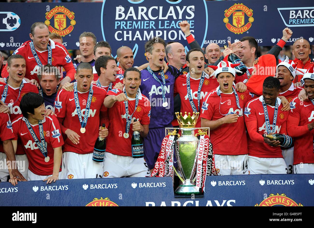 Football - Barclays Premier League - Manchester United / Blackpool - Old Trafford.Les joueurs de Manchester United célèbrent avec le trophée Barclays Premier League Banque D'Images