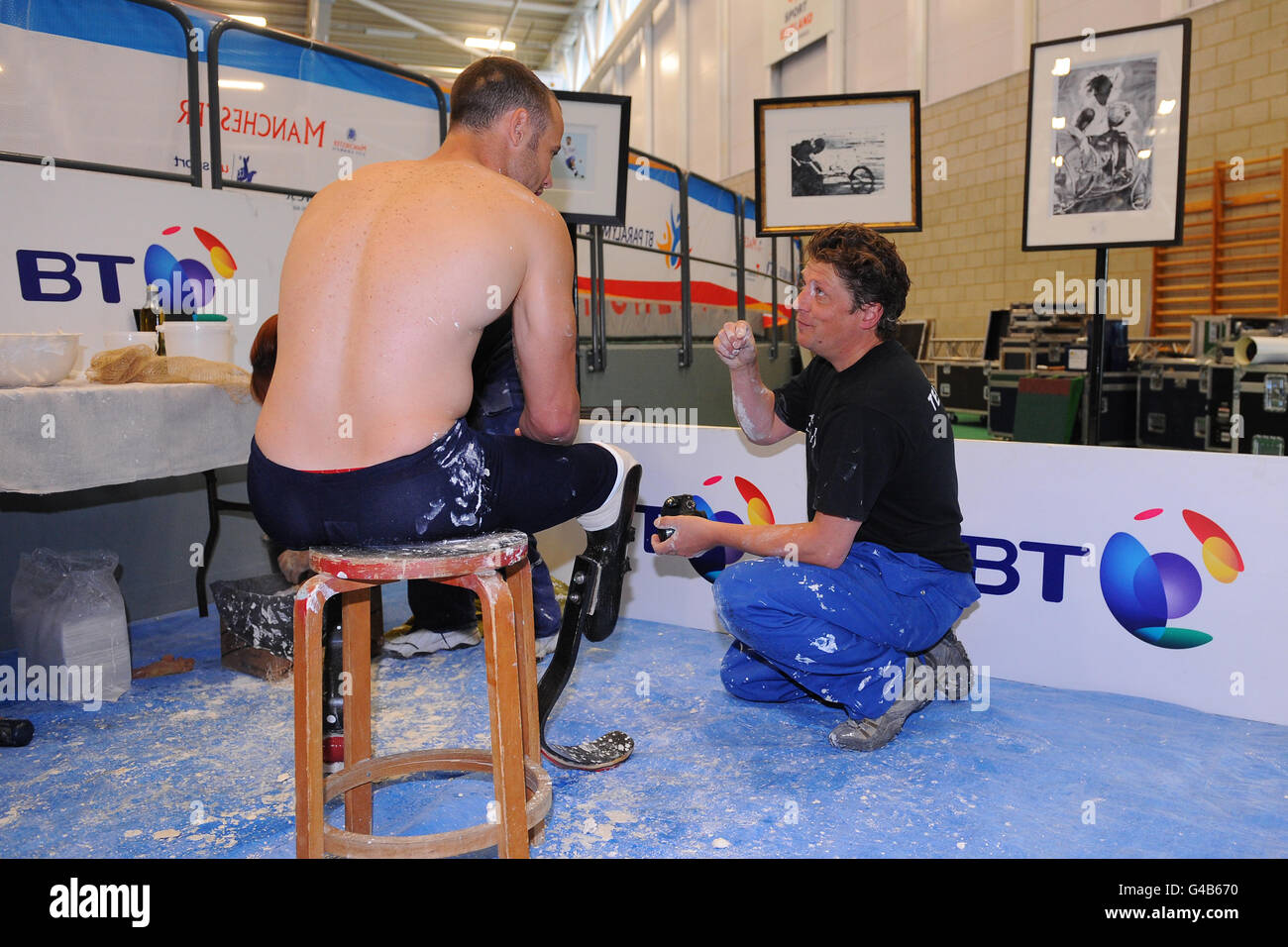 Oscar Pistorius avec le sculpteur Ben Dearnley lors du lancement de BT Art of Sport à Manchester. Banque D'Images