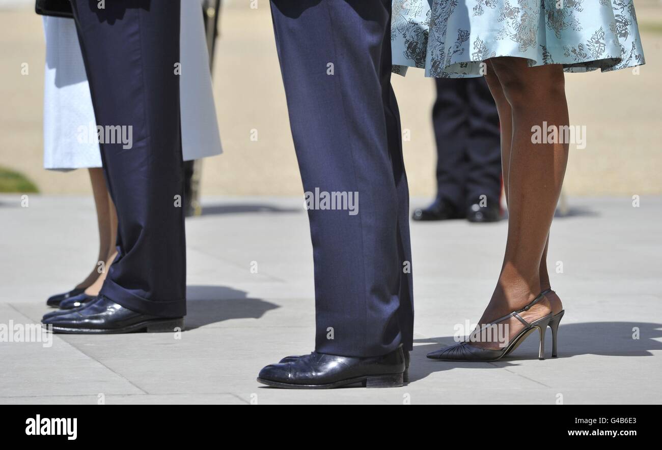 Gros plan sur les chaussures du président des États-Unis Barack Obama et de la reine Elizabeth II (à gauche), du duc d'Édimbourg (au centre) et de la première dame des États-Unis Michelle Obama (à droite) pour l'hymne national des États-Unis au palais de Buckingham à Londres, Le premier jour de la visite d'État de trois jours du président Obama au Royaume-Uni. Banque D'Images