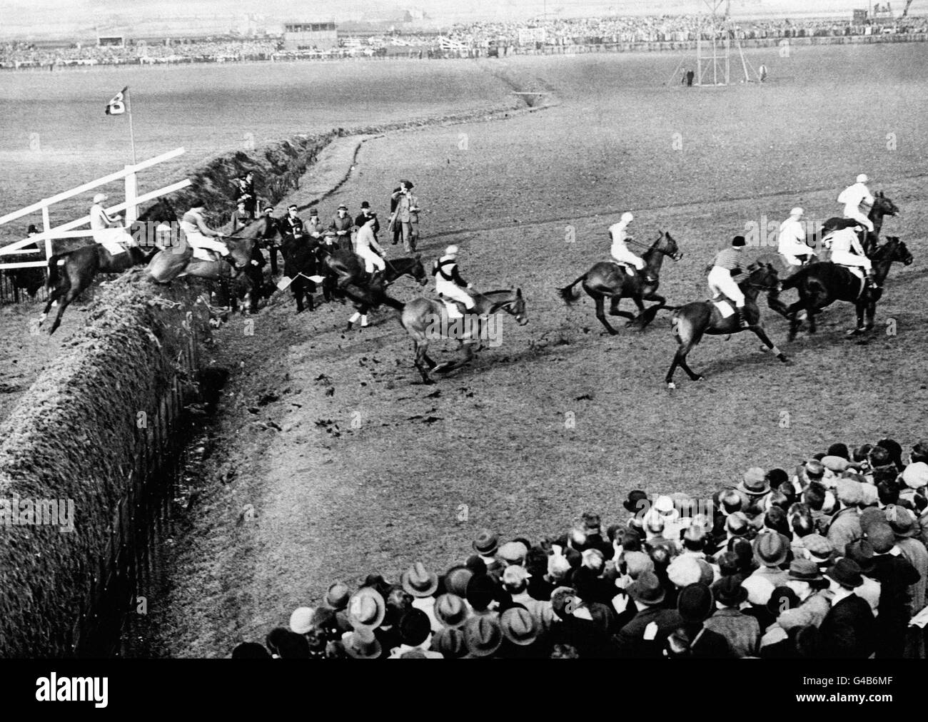 Les courses de chevaux - le Grand National 1936 - Hippodrome Aintree Banque D'Images