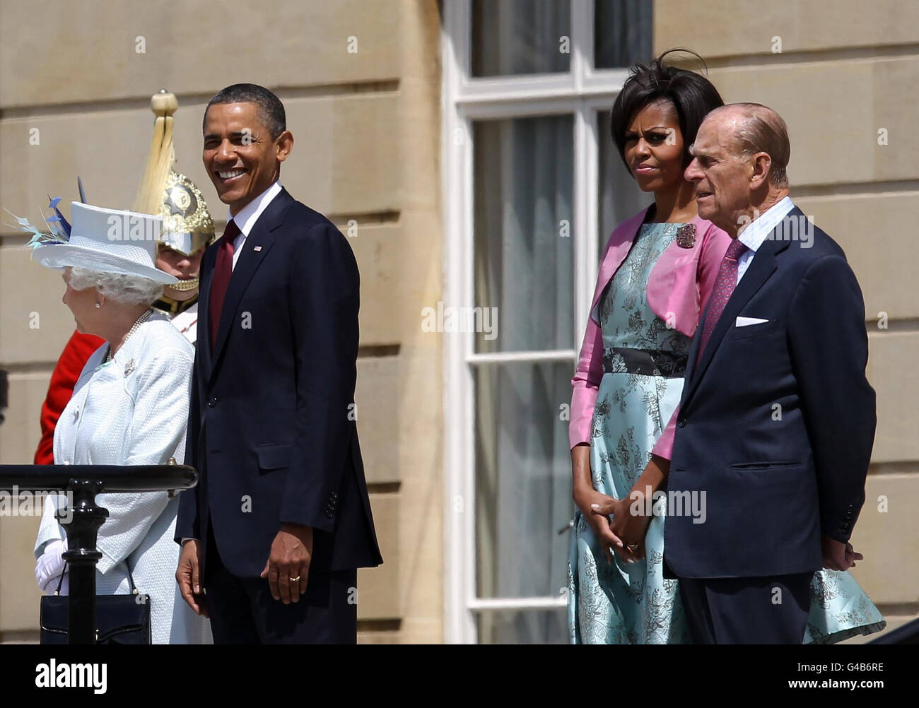 LE président AMÉRICAIN Barack Obama et la première dame Michelle Obama lors de la cérémonie d'accueil de la reine Elizabeth II et du duc d'Édimbourg dans le jardin du palais de Buckingham dans le cadre de la visite d'État d'Obama au Royaume-Uni et en Irlande. Banque D'Images