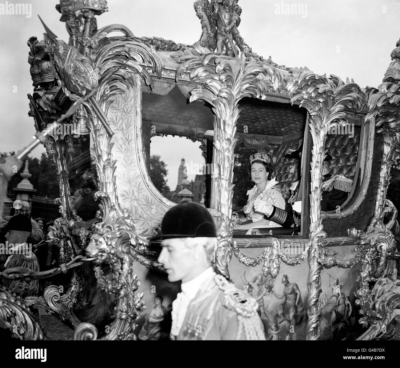 La reine Elizabeth II quitte Buckingham Palace dans l'entraîneur d'État Pour l'abbaye de Westminster Banque D'Images