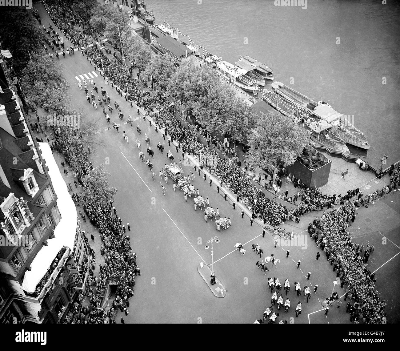 La vue de Big Ben sur le facade étincelant tandis que l'entraîneur d'État, portant la reine à son couronnement, se transforme de Victoria Embankment en Bridge Street lors de l'approche finale de l'abbaye de Westminster. Banque D'Images