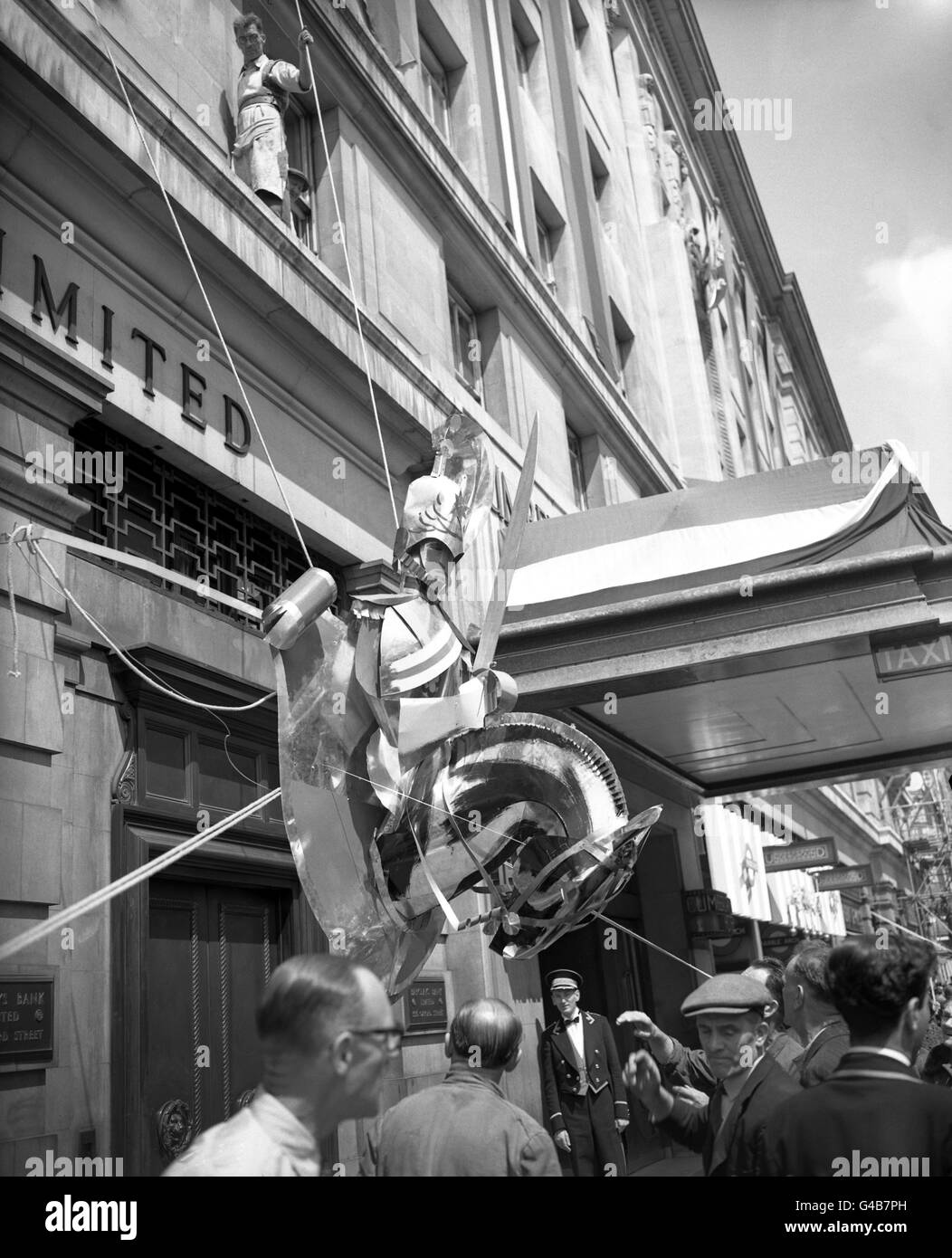 Une figurine, représentant un gardien de la vie et la tête du cheval qu'il est à cheval est histed aloft pour former une partie des décorations extérieures de Coronation à l'hôtel Cumberland, Marble Arch. Banque D'Images