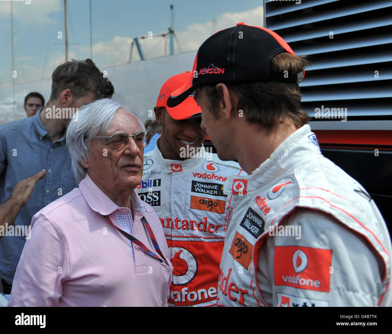 Le PDG de Formule 1 Bernie Ecclestone avec Lewis Hamilton et Jenson Button (à droite) de Vodafone McLaren Mercedes lors d'un avant-goût du Grand Prix de Monaco, Monte Carlo. Banque D'Images