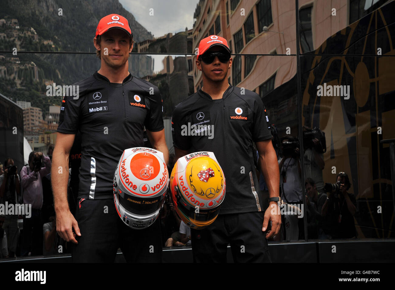 Courses automobiles - Championnat du monde de Formule 1 - Grand Prix de Monaco - Aperçu - Monaco.Lewis Hamilton et Jenson Button (à gauche) de Vodafone McLaren Mercedes lors d'un aperçu du Grand Prix de Monaco, Monte Carlo. Banque D'Images
