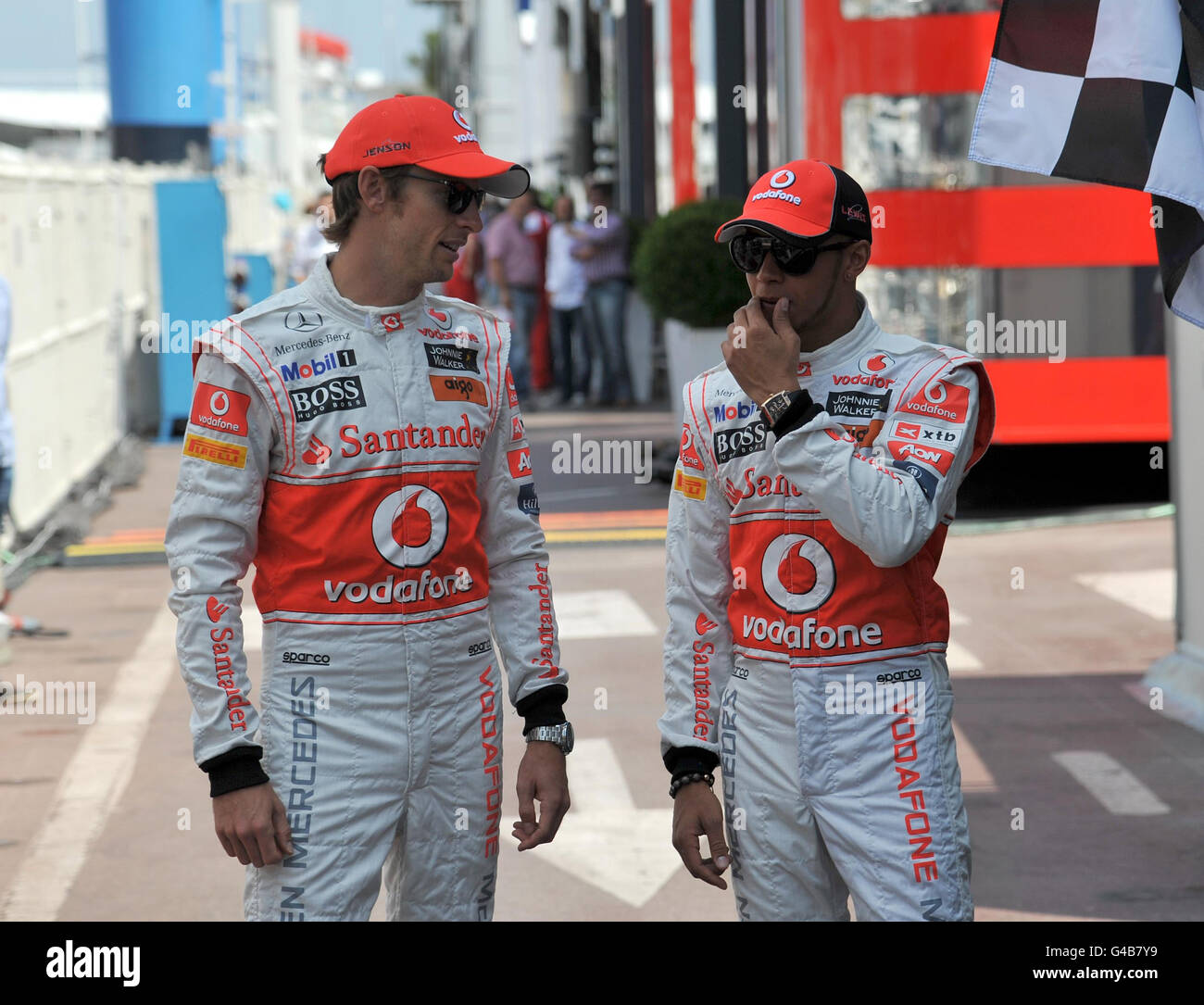 Courses automobiles - Championnat du monde de Formule 1 - Grand Prix de Monaco - Aperçu - Monaco.Lewis Hamilton et Jenson Button (à gauche) de Vodafone McLaren Mercedes lors d'un aperçu du Grand Prix de Monaco, Monte Carlo. Banque D'Images