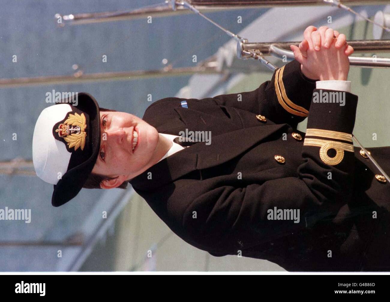 La lieutenante Suzanne Moore, âgée de 26 ans, de Bath, pose pour les médias à Portsmouth aujourd'hui (jeudi) après avoir pris le commandement du HMS Dasher, mettant fin à des siècles de tradition navale. Photo de Tim Ockenden/PA. Voir PA Story DEFENSE Navy Banque D'Images