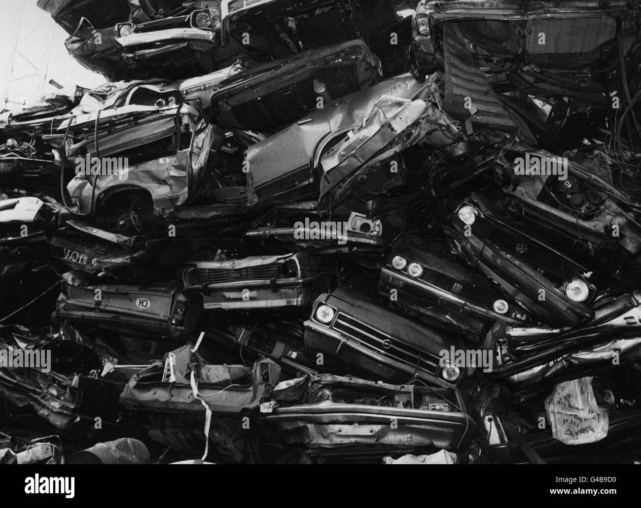 PA NEWS PHOTO/KEYSTONE 18/12/92 vieilles voitures EMPILÉES DANS UNE COUR D'ÊTRE SHEDDED BREAKERS et recyclés Banque D'Images