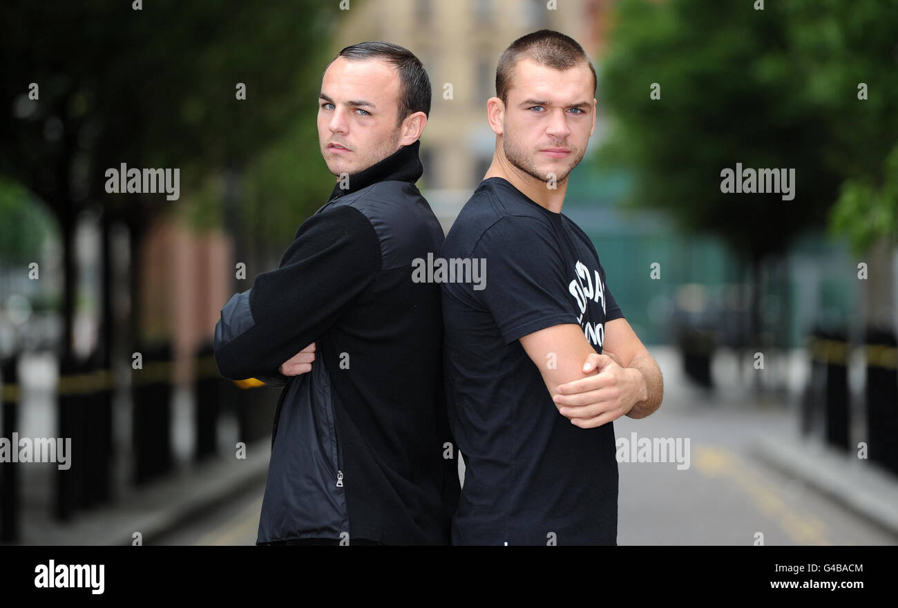 Kevin Mitchell (à gauche) et John Murray pendant la tête-à-tête à l'hôtel Radisson Edwardian à Manchester. Banque D'Images