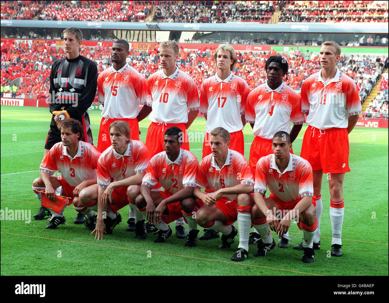 World Cup 1998 PHOTO AFP Holland (L-R) permanent Edwin van der Sar, Winston  Bogarde, Dennis Bergkamp, Jordi Cruyff, Clarence Seedorf, Peter Hoekstra  (de gauche à droite au premier rang) Dirk aveugle, Richard