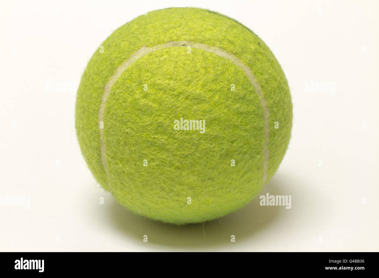Balle de tennis simple isolé sur fond blanc Banque D'Images