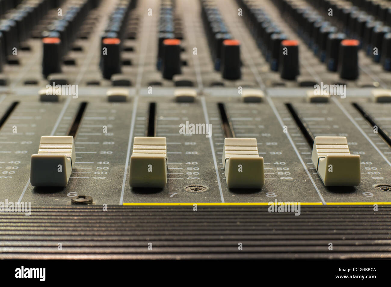 L'équipement pour les boutons de commande de mixage sonore Banque D'Images
