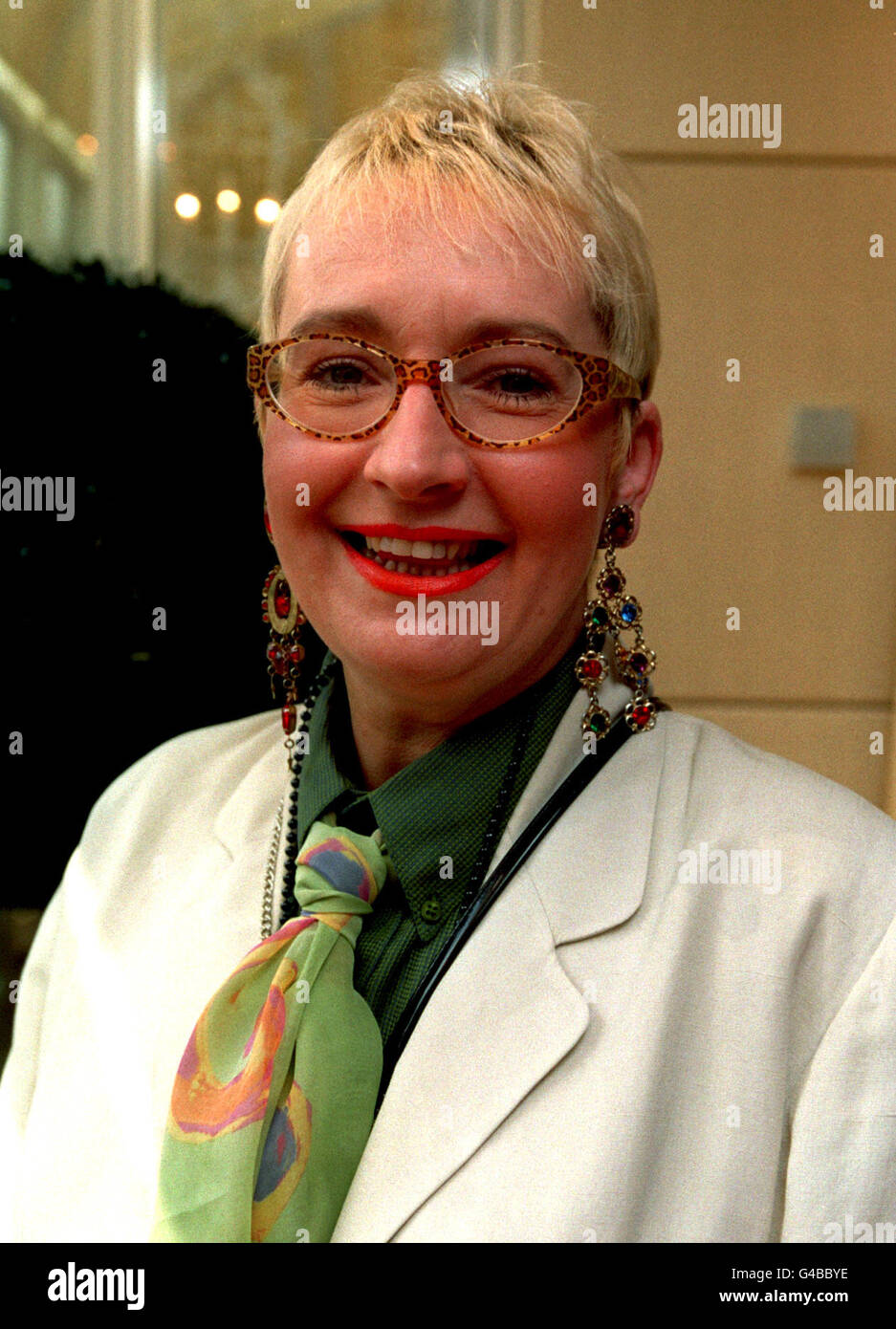 PA NEWS PHOTO 28/4/98 Su POLLARD ACTRICE À LA 'cravate PORTEURS DE L'ANNÉE» AU HYATT CARLTON HOTEL, LONDRES Banque D'Images