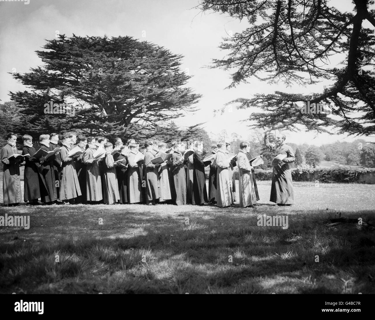 Edred Wright, de la Royal School of Church Music, répète à Addington Palace avec les choirboys qui chanteront à l'abbaye de Westminster au Coronation de la reine Elizabeth II Banque D'Images