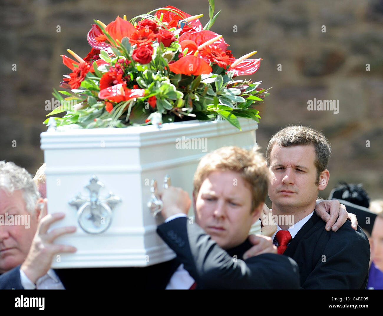 Matthew Ashton (à droite), mari de Jia Ashton assassinée, porte son cercueil après ses funérailles à l'église St Thomas d'Alfreton, dans le Derbyshire. Banque D'Images