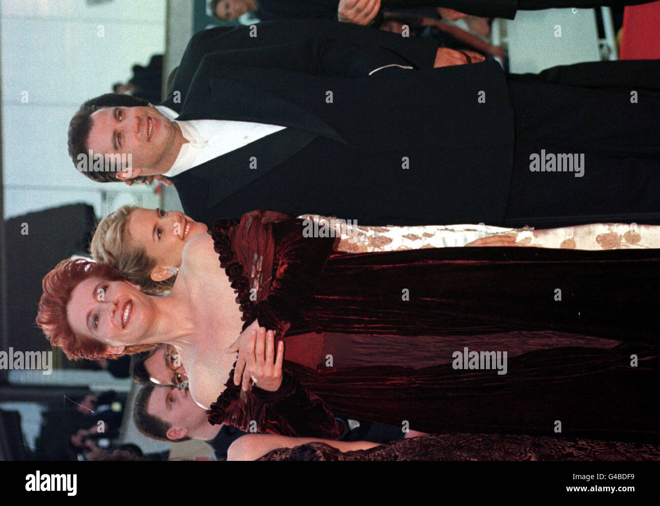 Emma Thompson avec John Travolta et son épouse Kelly Preston (C) arrivent au Palais des Festivals à Cannes, France, pour la première des couleurs primaires, qui met en vedette Travolta et Thomspon, et ouvre le 51e Festival du film de Cannes. Banque D'Images